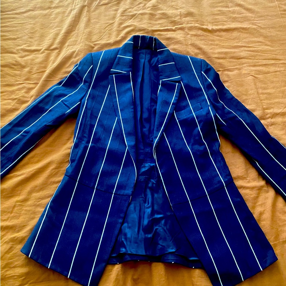 Oscar de la renta women suit. Sample 1 of 3